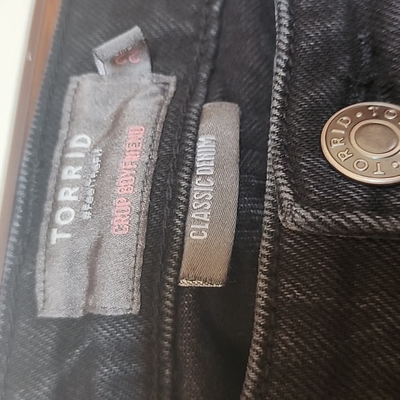 Torrid Size 22 Crop Boyfriend Jean Denim Black Distressed Cut Off Button Fly EUC - Picture 5 of 11